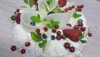 Tort śmietankowy z dekoracją z owoców