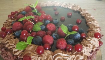 Tort czekoladowy z owocami i glazurą