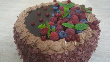 Tort czekoladowy z owocami i glazurą